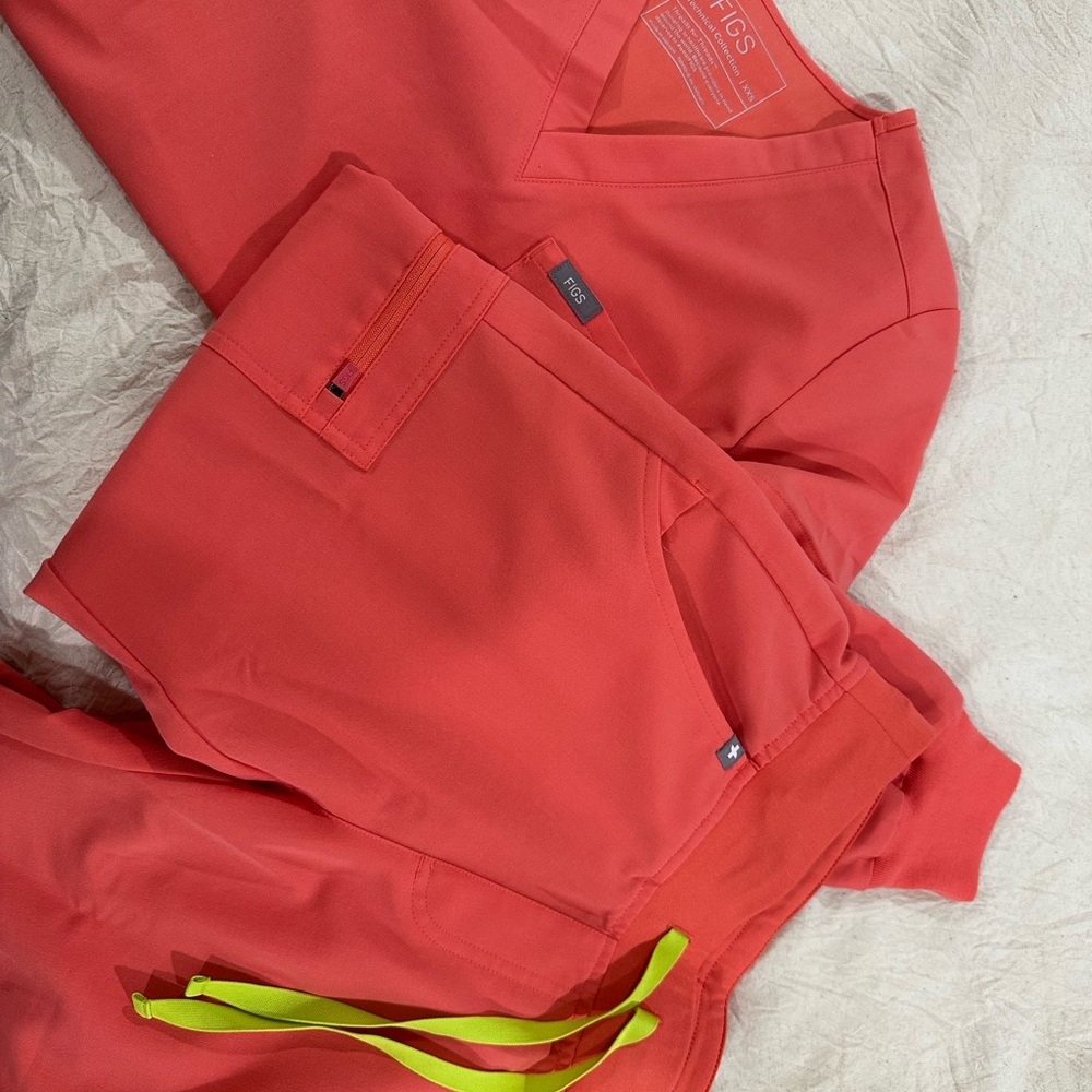 Figs Women's Coral Scrub Set